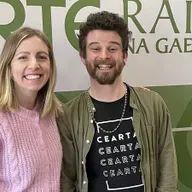 Seosamh Mac, amhránaí agus ceoltóir.