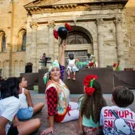 Los Titiriteros de Binéfar cumplen 50 años con 'El Abrazo'