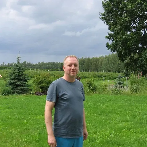 No Rīgas uz laukiem: Aleksejs Fomičovs izveidojis 50 hektārus melleņu dārzu