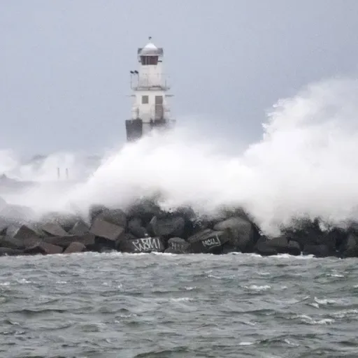 Kristersson on Gaza flotilla, concerns over listeria outbreak, Swedish Jews on Manchester terror attack, strong winds forecast for south