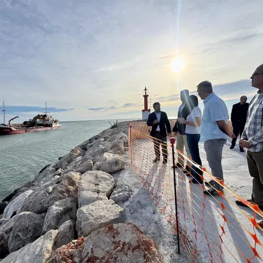 La Generalitat inicia la regeneración de las playas de Tavernes y Cullera con la arena del Puerto afectado por la dana