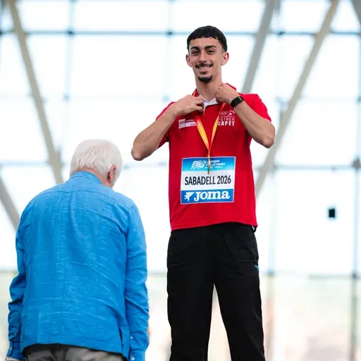El atleta petrelense Juan Gabriel Brici, campeón de España sub 20 en pista cubierta