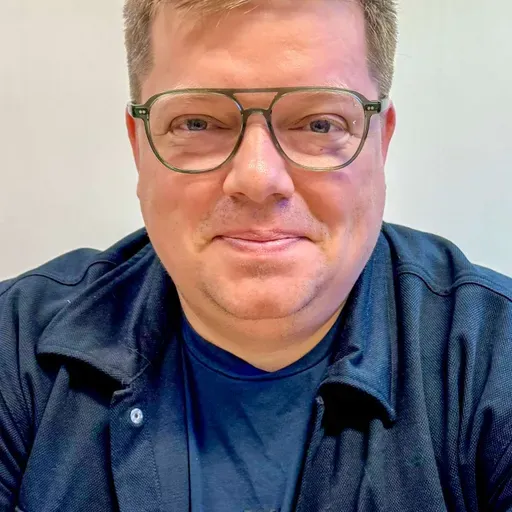 Við vegin - 7. november 2025 - gestur Esben Engholm frá Acts Academy