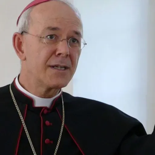 Episodio 1252: Monseñor Atanasio Schneider Pide A León XIV Construir Un Puente Con La FSSPX | Luis Roman