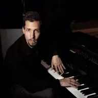 Thomas Linger, un debut con aire de clásico.