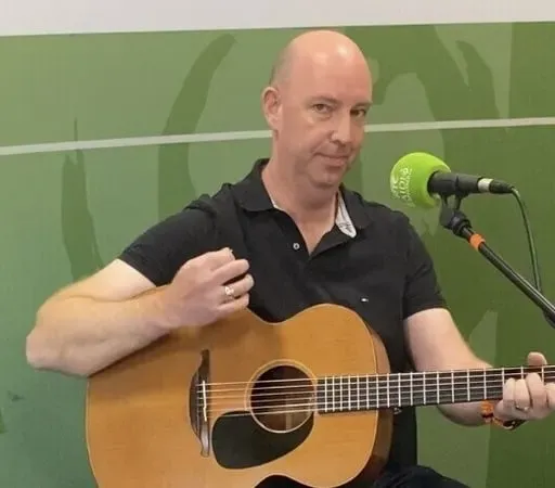 Brian Ó Mainín, as Rosmuc ó dhúchas agus é sa mbaile ar saoire as an Astráil.