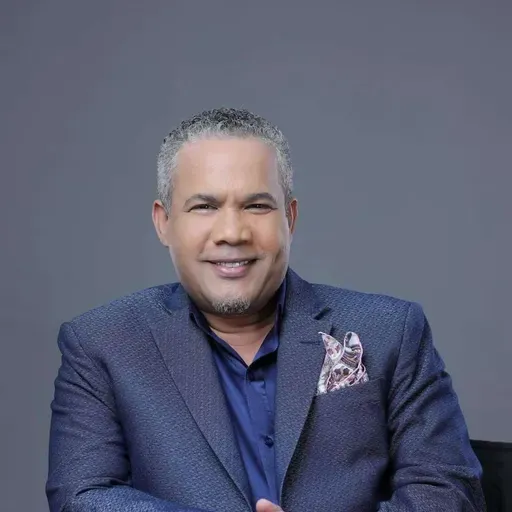 Héctor Acosta “El Torito” conversa con Zoilo García en Poder 102.1 FM antes de su show en Providence