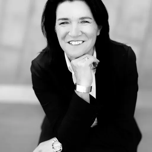 ποΈBusiness English Storytelling in the Age of AI with Gabrielle Dolan | Real English Conversations Podcast for Global Professionals