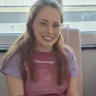 Amanda Ní Thiarnáin, ealaíontóir ingne.