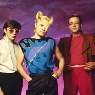 A Flock Of Seagulls : des synthétiseurs mélodiques, un jeu de guitare angulaire, une esthétique visuelle unique et la coiffure emblématique du leader