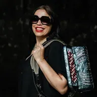 Rosinha: “Vejo a luz de casa acesa às 3 da manhã e dou com a minha mãe a fazer crochê. Um dia depois gravei ‘Ela Faz Bicos e Outras Coisas’”
