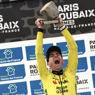 Проколи, падіння, хаос та перемога ван Арта. Підсумки пекельної Париж-Рубе