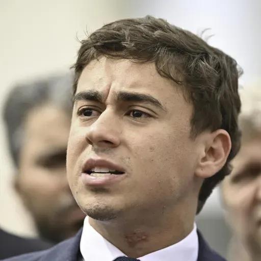 Moraes dá 24h para Bolsonaro explicar visita de Nikolas Ferreira com celular em prisão domiciliar