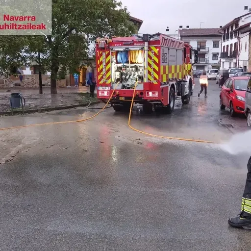 Iturmendi trabaja para recuperar la normalidad tras la tromba de agua que inundó casas y garajes 