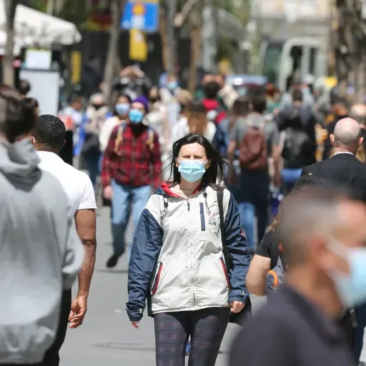 El presidente de la Xunta advierte que será necesario seguir portando una mascarilla, aunque su uso no sea obligatorio en exteriores. 