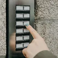 Carreteras Secundarias | Cuando tu vecina llama a la puerta, y no es para pedirte algo