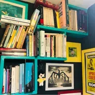 El extranjero debe morir