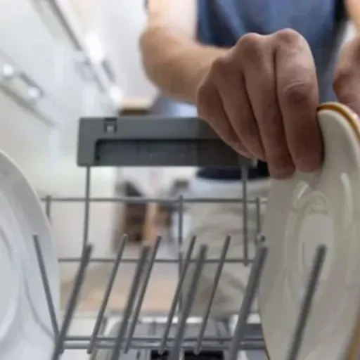 Aprenda como fazer a higienização caseira da máquina lava-louças