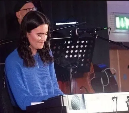 Ailbhe Ni Mhurchú, amhránaí agus cumadóir.