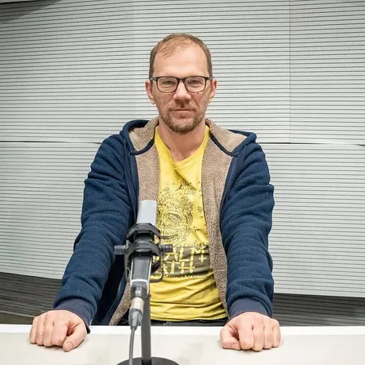 Krustpunktā Brīvais mikrofons ar rakstnieku Jāni Joņevu