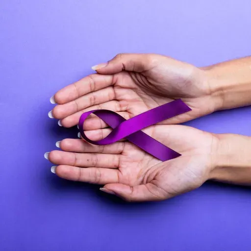 Médica destaca Fevereiro Roxo na luta contra Alzheimer, Fibromialgia e Lúpus