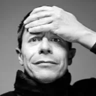 El infierno de los pueblos. La angustia de Emmanuel Carrère destrozando amores.