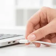 Ricarica con USB-C sui laptop - AI in RSA - AI responsabile