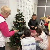 Canapés, rustidera de pollo y turrones para la cena de Nochebuena en el Centro de Acogida de Conciénciate