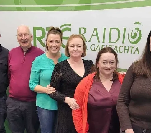 Dónall Ó Cnaimhsí, Máire Ní Chasaide, Áine Ní Bhreisleáin, Éamonn Mac Giolla Bhríde agus Mary Uí Chomhail.