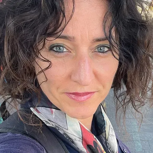 Serena Marchi: storie di donne, resistenza e la potenza inascoltata dei libri