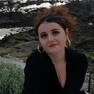 Camille Casburn Trahane, amhránaí.