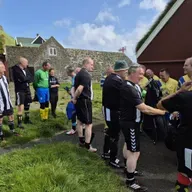 Við Tórði á túri til søguligan fótbóltsdyst í Stóru Dímun