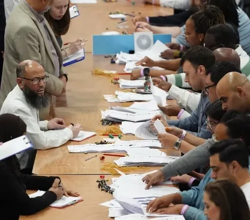 Labour and Conservatives have bad night in UK local elections