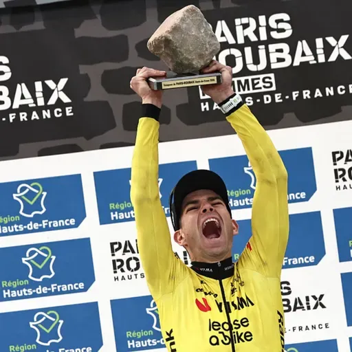 Проколи, падіння, хаос та перемога ван Арта. Підсумки пекельної Париж-Рубе