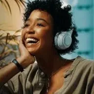 Mira la vida con una sonrisa musical. Disfruta con Estación GNG, uno de los podcast musicales más virales de España