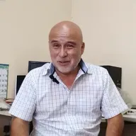 Dr. Emilio Vargas, padre fundador de la ingeniería mecatrónica en plática con el inge.