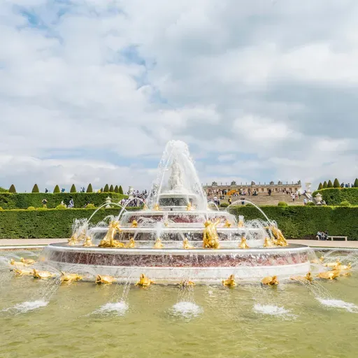 Wie wurden früher Wasserspiele und Fontänen ohne elektrische Pumpen betrieben?