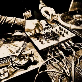 RadioTrapena- musica 100% Royalty Free                         RadioTrapena è una Web radio amatoriale no Profit personale rivolta in maniera esclusiva alle opere rilasciate e distribuite con Licenza Creative Musica Royalty Free.
