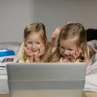 Bērni un ekrānlaiks: kā pretstāvēt atkarībai, nesabojājot attiecības ģimenē