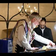 הרב מיכאל דושינסקי דבר פרשה זכור 2 תשפ״ו Rabbi Michael Dushinsky בעקבי חגים ומועדים: „הקפאת החושים”