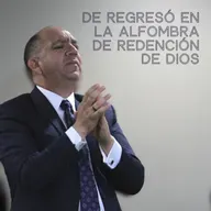 De regresó en la alfombra de redención de Dios