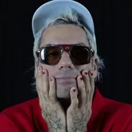 MÚSICA DE CONTRABANDO T35C022 Charlamos con Santiago Motorizado, de gira por España, y Aarön Sáez (Varry Brava) nos presenta su proyecto Bicicleta (12/02/2026)