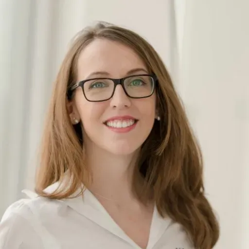 #384: How to become an award winning CFO with Leona Mondsee