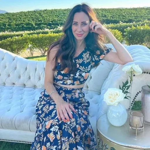 Intentionally Well with Podcast Host Vanessa Lopez! 993