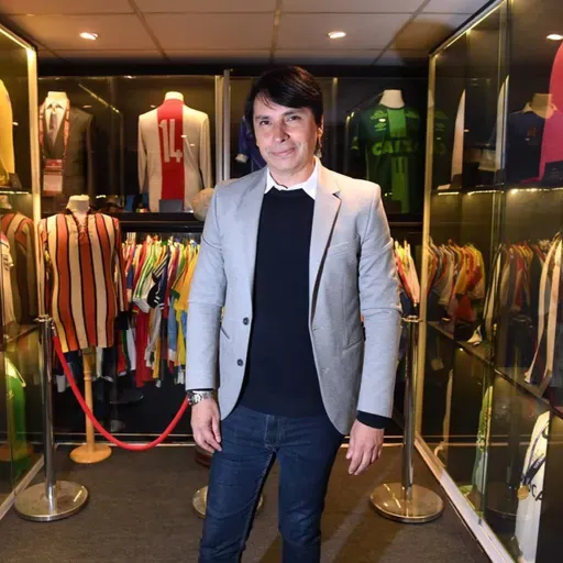 "La colección no es mía sino que es un testimonio del mundo del fútbol"