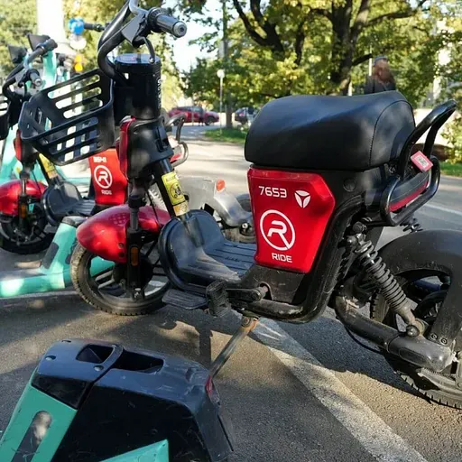 Krustpunktā: Nelaimes gadījumi aktualizē jautājumu par elektrisko mopēdu drošu lietošanu