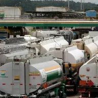 Entenda crise dos combustíveis e saiba porque não vale a pena correr para os postos e encher o tanque