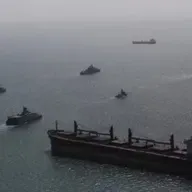 Irã afirma que Ormuz voltou a ser fechado; dois petroleiros são atingidos, diz agência