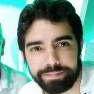 Cachaceiro do volante destrói muro!