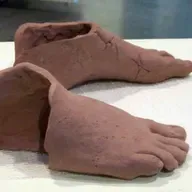 Temos os pés de barro